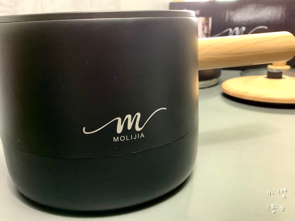 《生活》開箱【MOLIJIA 魔力家】M17 多功能不沾快煮小電鍋/電子鍋1.8L｜黑木紋款 上蒸下煮省時安全 小資族租屋族獨身族一鍋剛剛好 簡單小電鍋料理分享