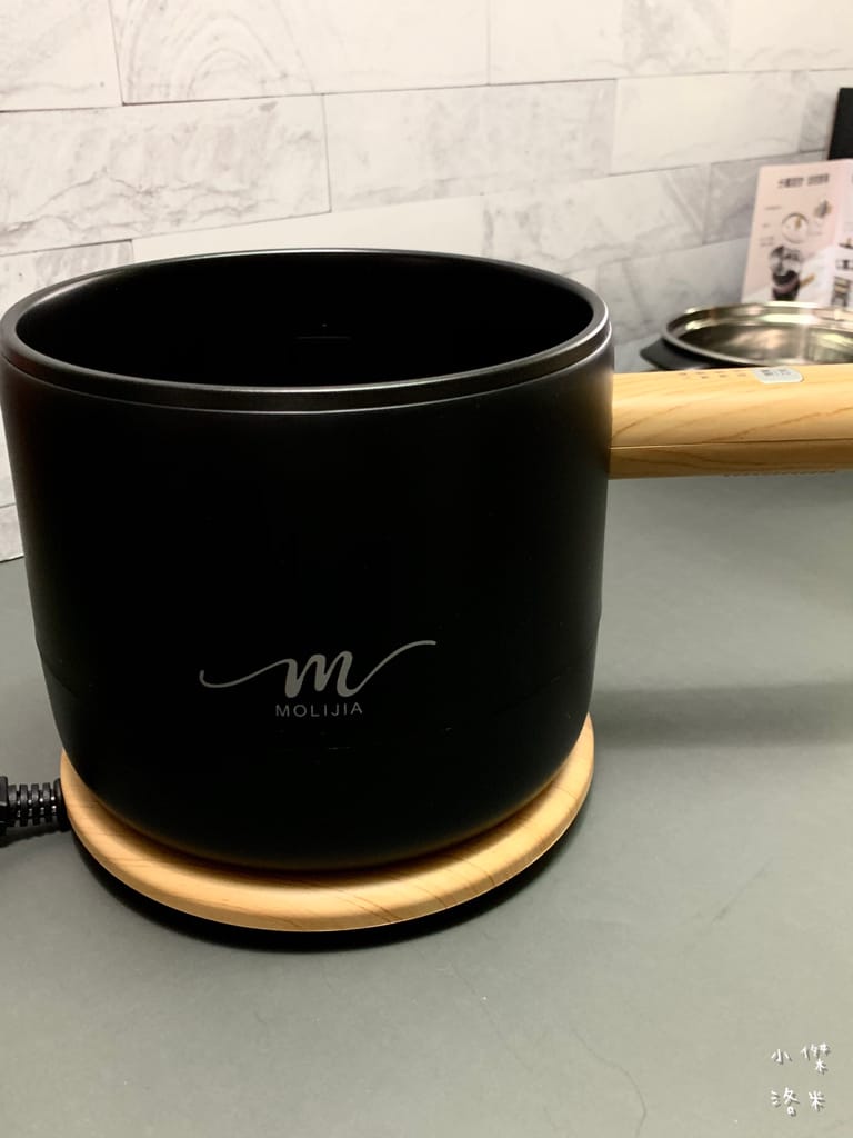 《生活》開箱【MOLIJIA 魔力家】M17 多功能不沾快煮小電鍋/電子鍋1.8L｜黑木紋款 上蒸下煮省時安全 小資族租屋族獨身族一鍋剛剛好 簡單小電鍋料理分享