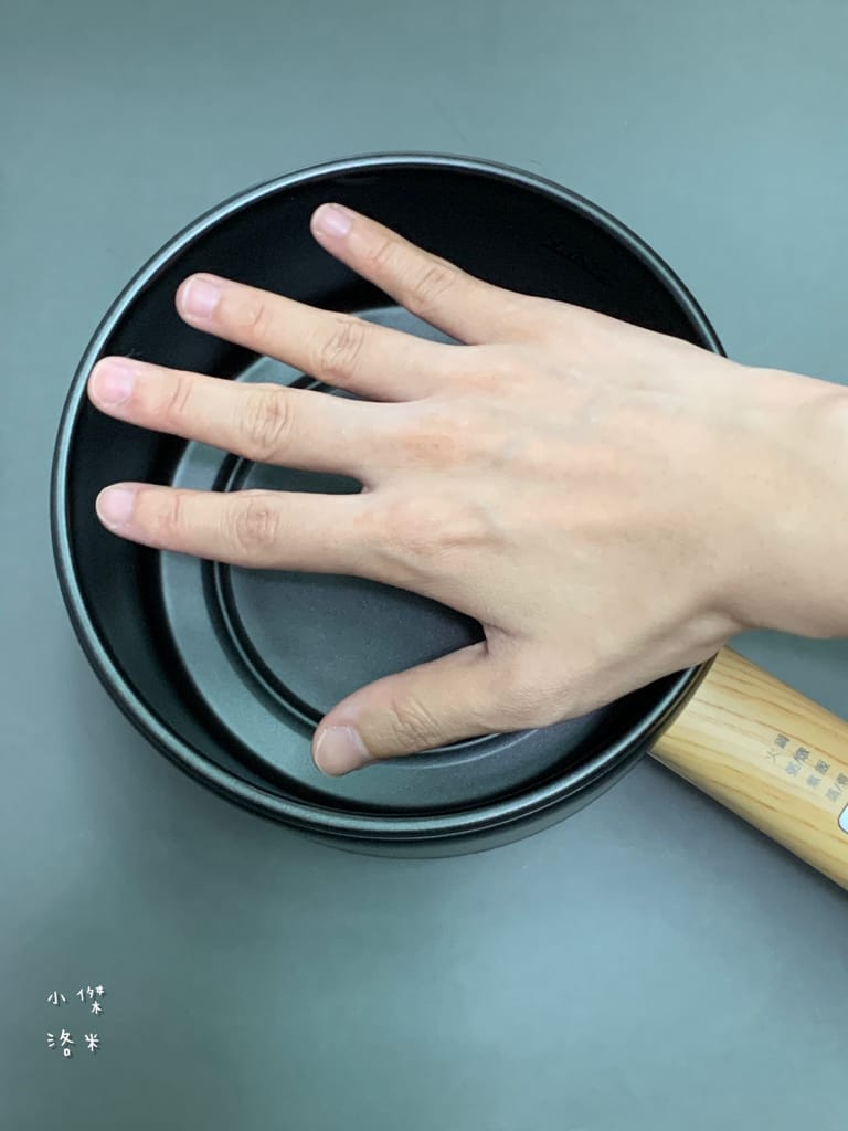 《生活》開箱【MOLIJIA 魔力家】M17 多功能不沾快煮小電鍋/電子鍋1.8L｜黑木紋款 上蒸下煮省時安全 小資族租屋族獨身族一鍋剛剛好 簡單小電鍋料理分享