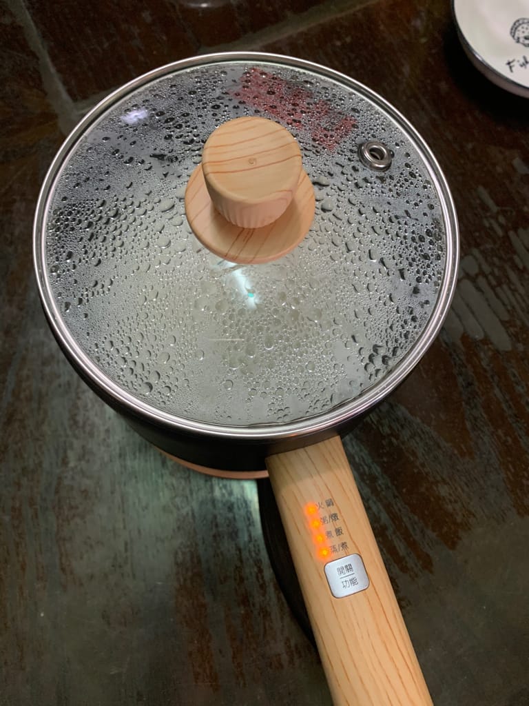 《生活》開箱【MOLIJIA 魔力家】M17 多功能不沾快煮小電鍋/電子鍋1.8L｜黑木紋款 上蒸下煮省時安全 小資族租屋族獨身族一鍋剛剛好 簡單小電鍋料理分享