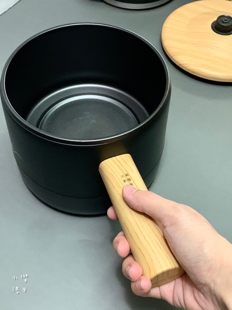 《生活》開箱【MOLIJIA 魔力家】M17 多功能不沾快煮小電鍋/電子鍋1.8L｜黑木紋款 上蒸下煮省時安全 小資族租屋族獨身族一鍋剛剛好 簡單小電鍋料理分享