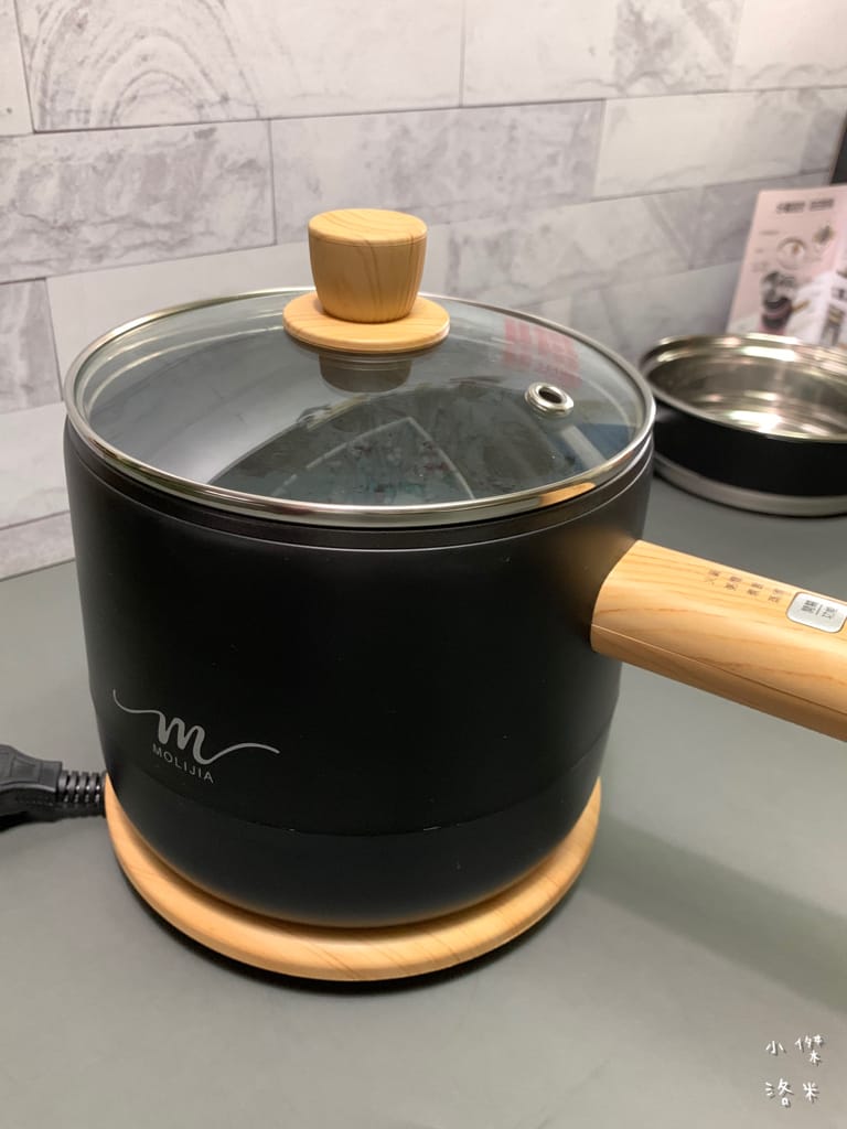 《生活》開箱【MOLIJIA 魔力家】M17 多功能不沾快煮小電鍋/電子鍋1.8L｜黑木紋款 上蒸下煮省時安全 小資族租屋族獨身族一鍋剛剛好 簡單小電鍋料理分享