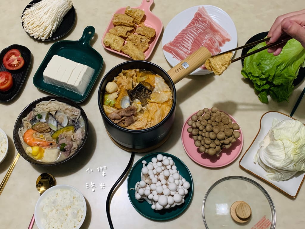 《生活》開箱【MOLIJIA 魔力家】M17 多功能不沾快煮小電鍋/電子鍋1.8L｜黑木紋款 上蒸下煮省時安全 小資族租屋族獨身族一鍋剛剛好 簡單小電鍋料理分享