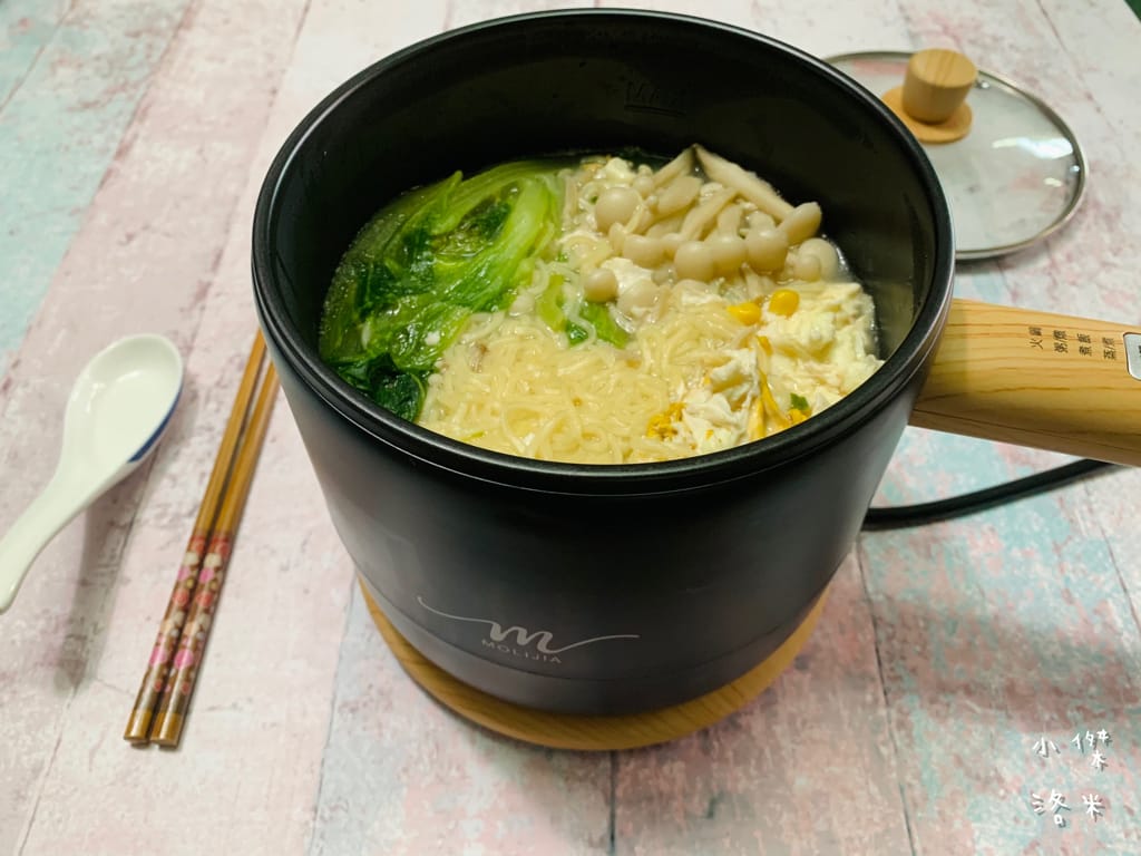 《生活》開箱【MOLIJIA 魔力家】M17 多功能不沾快煮小電鍋/電子鍋1.8L｜黑木紋款 上蒸下煮省時安全 小資族租屋族獨身族一鍋剛剛好 簡單小電鍋料理分享