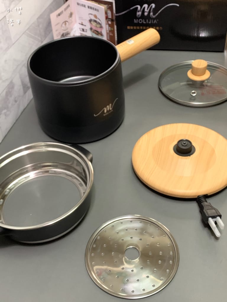 《生活》開箱【MOLIJIA 魔力家】M17 多功能不沾快煮小電鍋/電子鍋1.8L｜黑木紋款 上蒸下煮省時安全 小資族租屋族獨身族一鍋剛剛好 簡單小電鍋料理分享