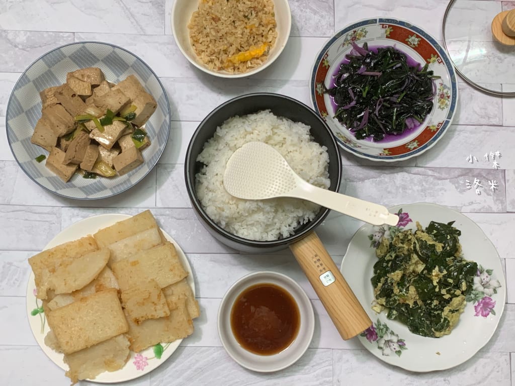 《生活》開箱【MOLIJIA 魔力家】M17 多功能不沾快煮小電鍋/電子鍋1.8L｜黑木紋款 上蒸下煮省時安全 小資族租屋族獨身族一鍋剛剛好 簡單小電鍋料理分享