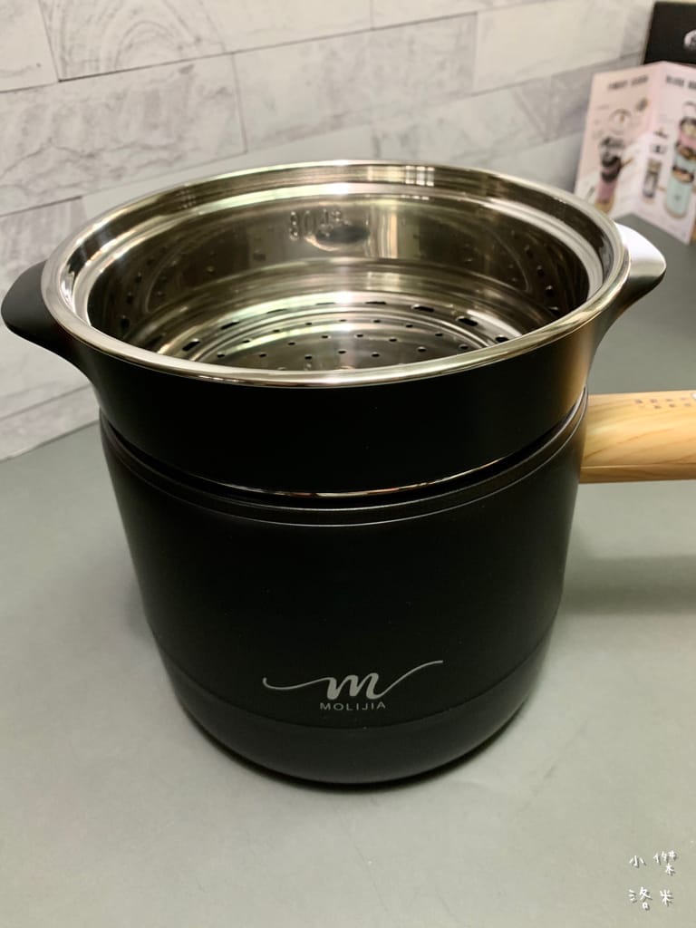 《生活》開箱【MOLIJIA 魔力家】M17 多功能不沾快煮小電鍋/電子鍋1.8L｜黑木紋款 上蒸下煮省時安全 小資族租屋族獨身族一鍋剛剛好 簡單小電鍋料理分享