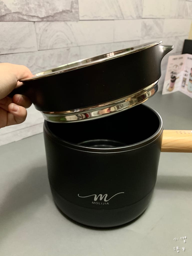 《生活》開箱【MOLIJIA 魔力家】M17 多功能不沾快煮小電鍋/電子鍋1.8L｜黑木紋款 上蒸下煮省時安全 小資族租屋族獨身族一鍋剛剛好 簡單小電鍋料理分享