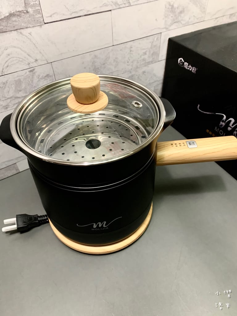 《生活》開箱【MOLIJIA 魔力家】M17 多功能不沾快煮小電鍋/電子鍋1.8L｜黑木紋款 上蒸下煮省時安全 小資族租屋族獨身族一鍋剛剛好 簡單小電鍋料理分享