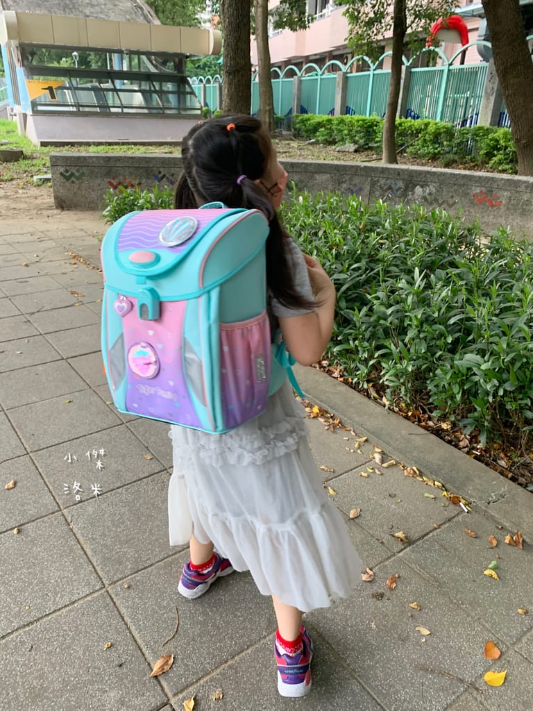 《親子》開箱 Tiger Family超輕量專業兒童護脊書包｜小學生必備機能性書包 2022新上市學院風  Pro 2-莓好花漾 護童安全燈安全大升級