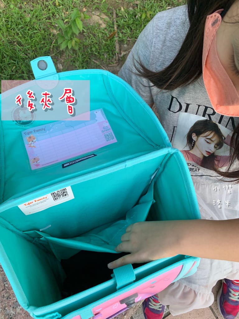 《親子》開箱 Tiger Family超輕量專業兒童護脊書包｜小學生必備機能性書包 2022新上市學院風  Pro 2-莓好花漾 護童安全燈安全大升級
