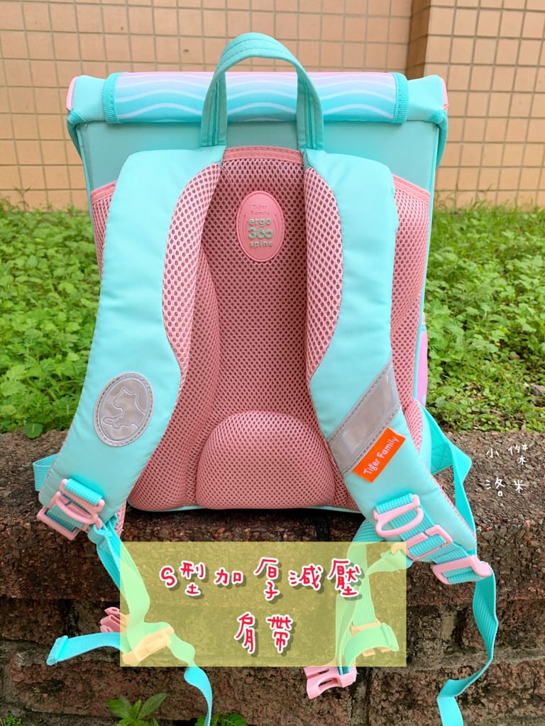 《親子》開箱 Tiger Family超輕量專業兒童護脊書包｜小學生必備機能性書包 2022新上市學院風  Pro 2-莓好花漾 護童安全燈安全大升級