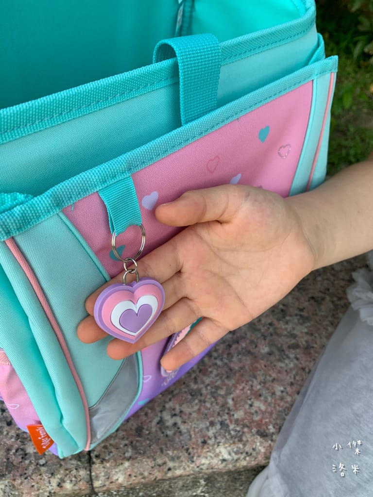 《親子》開箱 Tiger Family超輕量專業兒童護脊書包｜小學生必備機能性書包 2022新上市學院風  Pro 2-莓好花漾 護童安全燈安全大升級