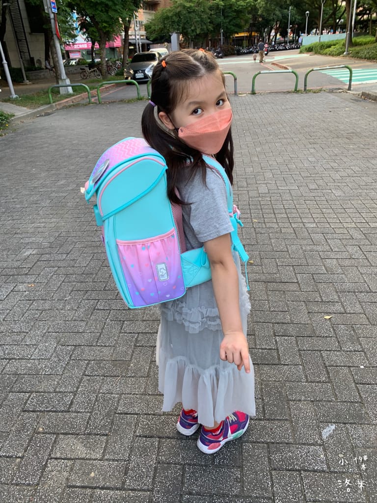 《親子》開箱 Tiger Family超輕量專業兒童護脊書包｜小學生必備機能性書包 2022新上市學院風  Pro 2-莓好花漾 護童安全燈安全大升級