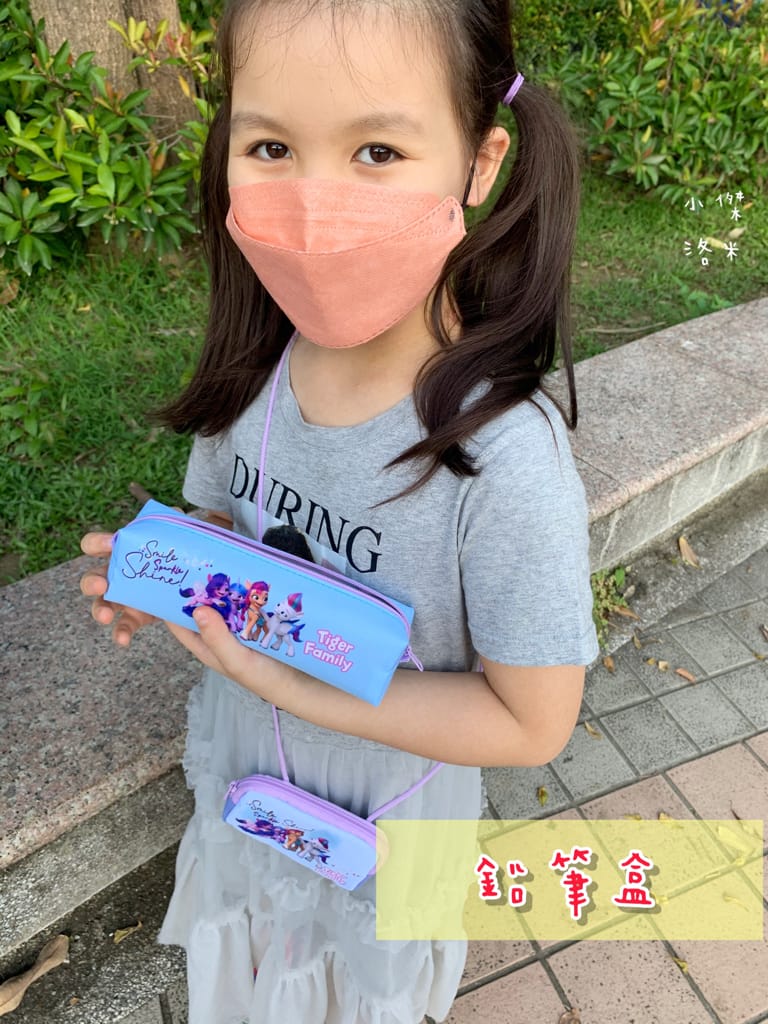 《親子》開箱 Tiger Family超輕量專業兒童護脊書包｜小學生必備機能性書包 2022新上市學院風  Pro 2-莓好花漾 護童安全燈安全大升級