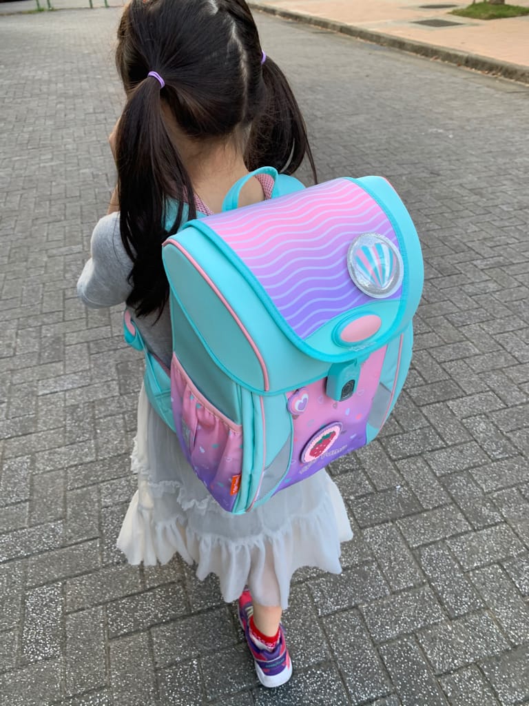 《親子》開箱 Tiger Family超輕量專業兒童護脊書包｜小學生必備機能性書包 2022新上市學院風  Pro 2-莓好花漾 護童安全燈安全大升級