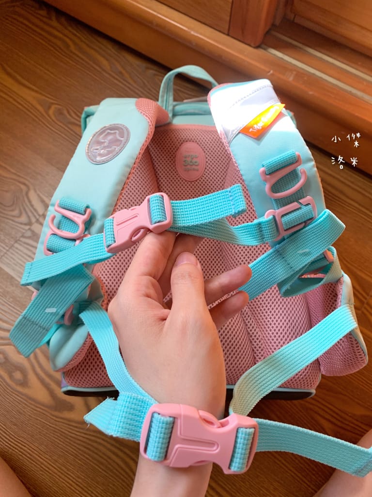 《親子》開箱 Tiger Family超輕量專業兒童護脊書包｜小學生必備機能性書包 2022新上市學院風  Pro 2-莓好花漾 護童安全燈安全大升級