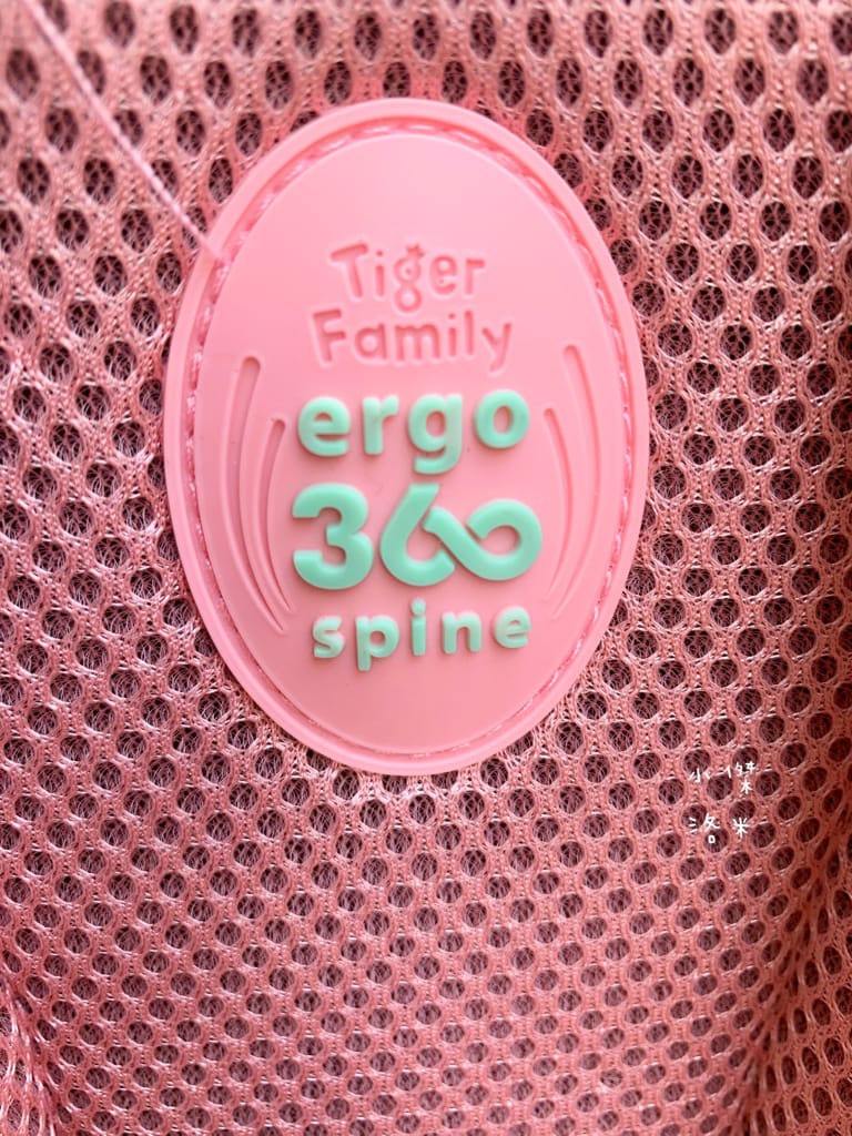 《親子》開箱 Tiger Family超輕量專業兒童護脊書包｜小學生必備機能性書包 2022新上市學院風  Pro 2-莓好花漾 護童安全燈安全大升級