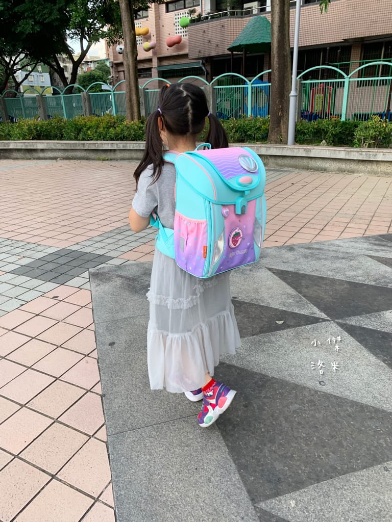 《親子》開箱 Tiger Family超輕量專業兒童護脊書包｜小學生必備機能性書包 2022新上市學院風  Pro 2-莓好花漾 護童安全燈安全大升級