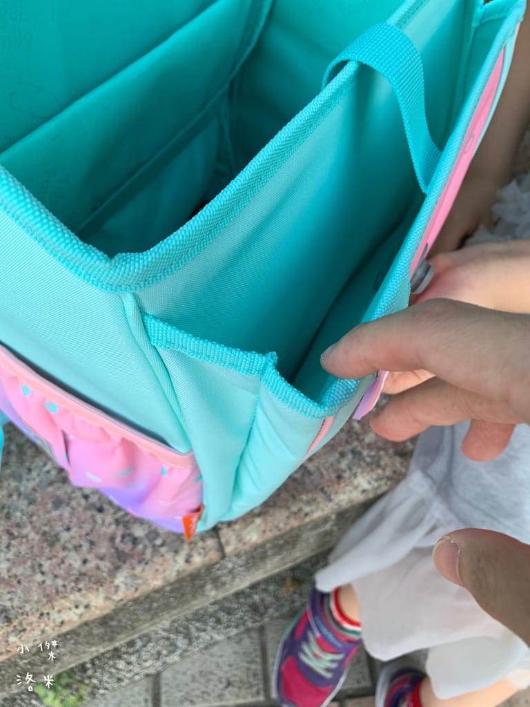 《親子》開箱 Tiger Family超輕量專業兒童護脊書包｜小學生必備機能性書包 2022新上市學院風  Pro 2-莓好花漾 護童安全燈安全大升級