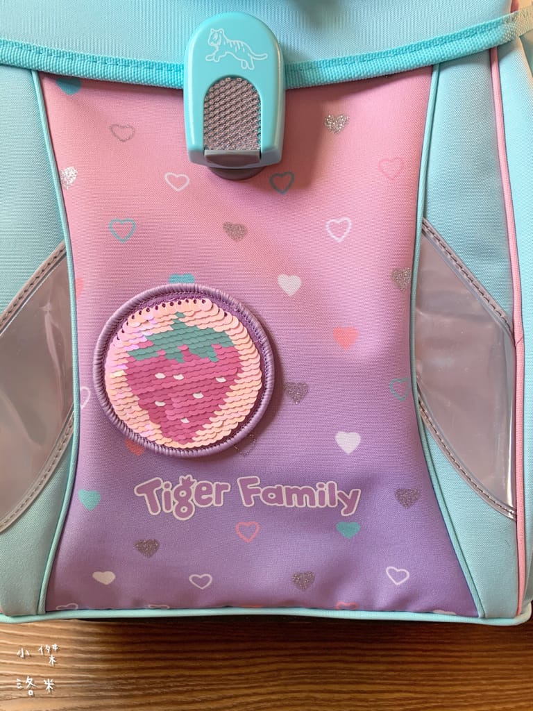 《親子》開箱 Tiger Family超輕量專業兒童護脊書包｜小學生必備機能性書包 2022新上市學院風  Pro 2-莓好花漾 護童安全燈安全大升級
