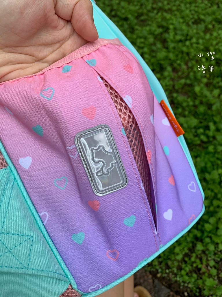 《親子》開箱 Tiger Family超輕量專業兒童護脊書包｜小學生必備機能性書包 2022新上市學院風  Pro 2-莓好花漾 護童安全燈安全大升級