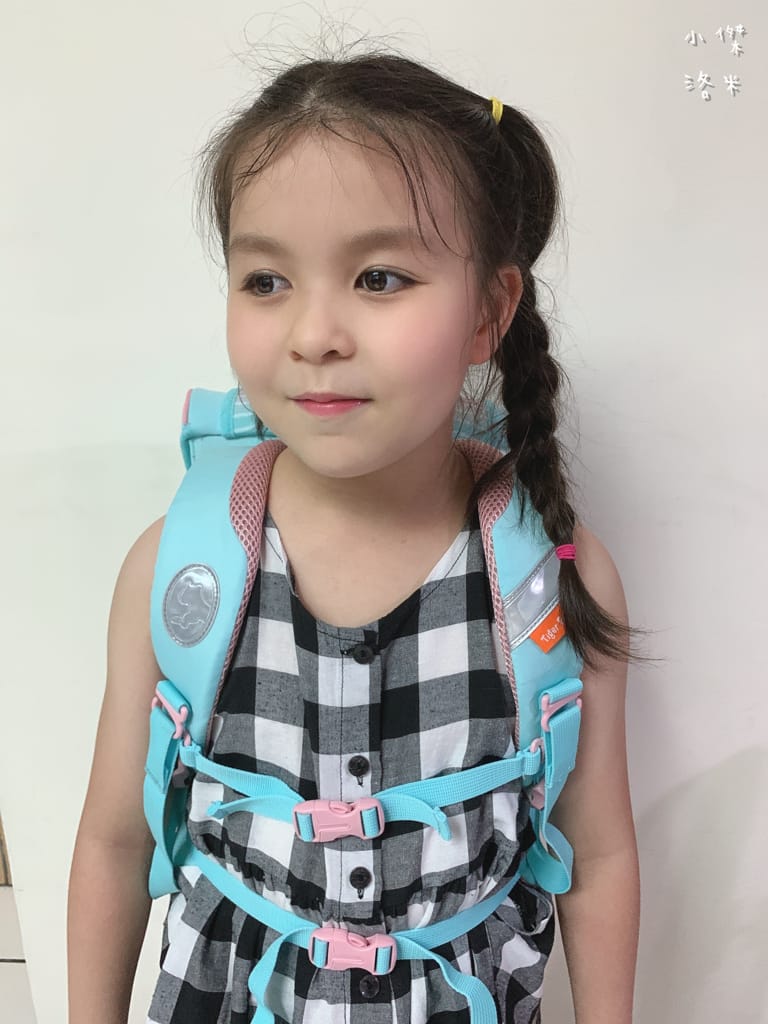 《親子》開箱 Tiger Family超輕量專業兒童護脊書包｜小學生必備機能性書包 2022新上市學院風  Pro 2-莓好花漾 護童安全燈安全大升級