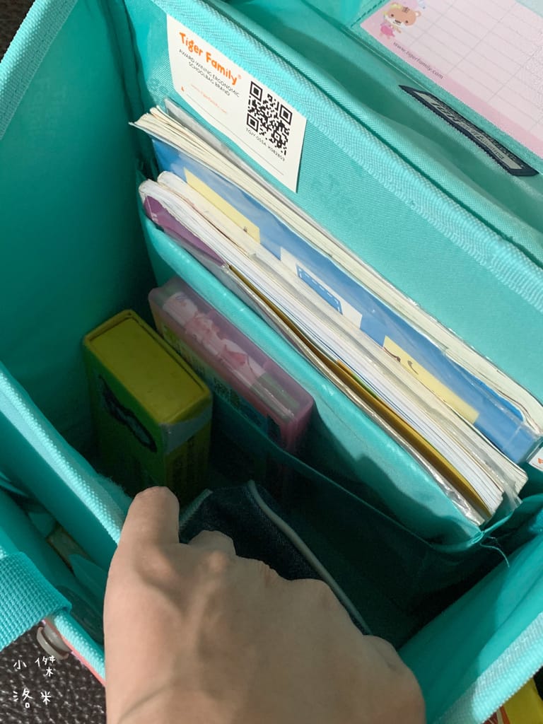 《親子》開箱 Tiger Family超輕量專業兒童護脊書包｜小學生必備機能性書包 2022新上市學院風  Pro 2-莓好花漾 護童安全燈安全大升級