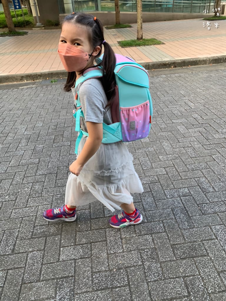 《親子》開箱 Tiger Family超輕量專業兒童護脊書包｜小學生必備機能性書包 2022新上市學院風  Pro 2-莓好花漾 護童安全燈安全大升級