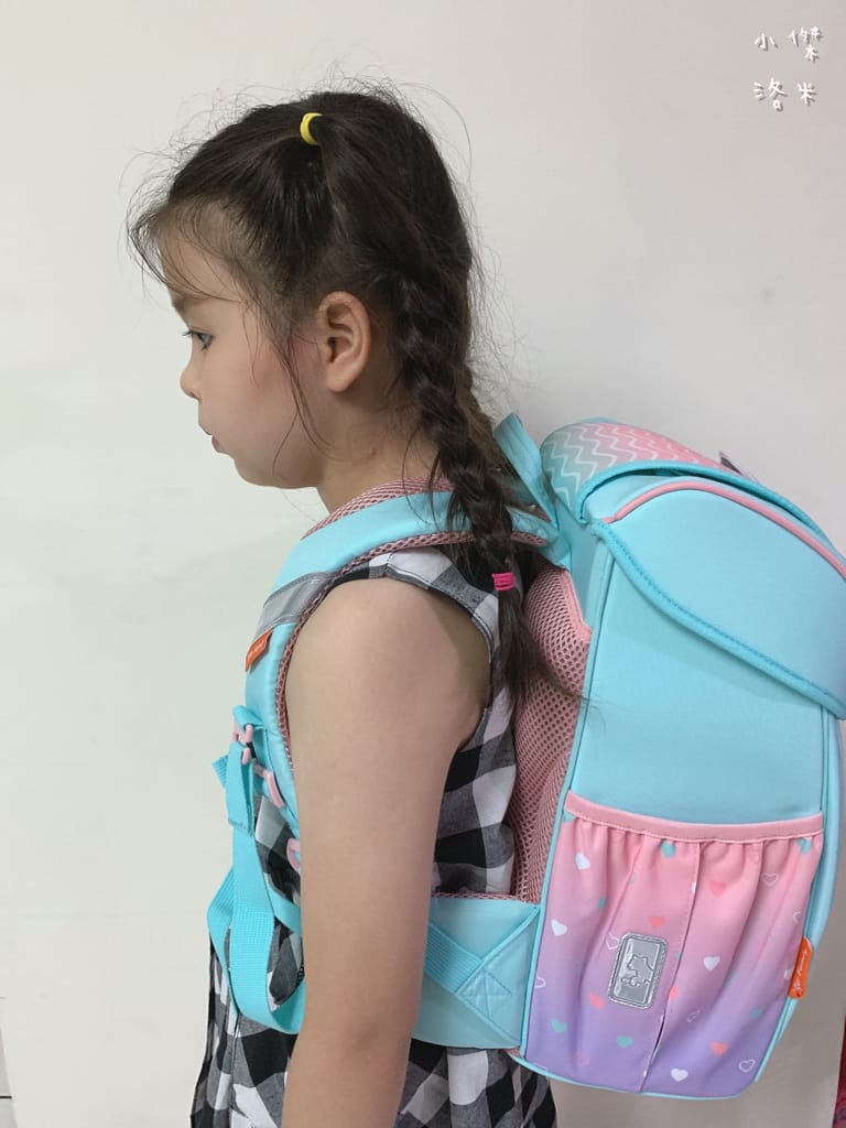 《親子》開箱 Tiger Family超輕量專業兒童護脊書包｜小學生必備機能性書包 2022新上市學院風  Pro 2-莓好花漾 護童安全燈安全大升級