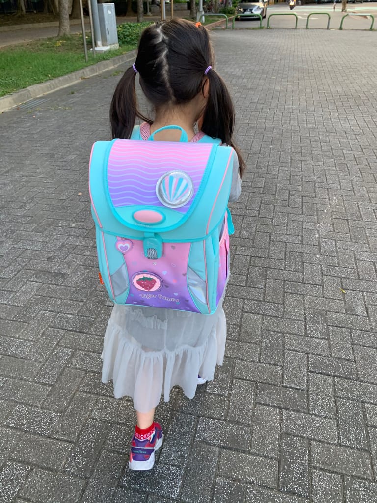 《親子》開箱 Tiger Family超輕量專業兒童護脊書包｜小學生必備機能性書包 2022新上市學院風  Pro 2-莓好花漾 護童安全燈安全大升級