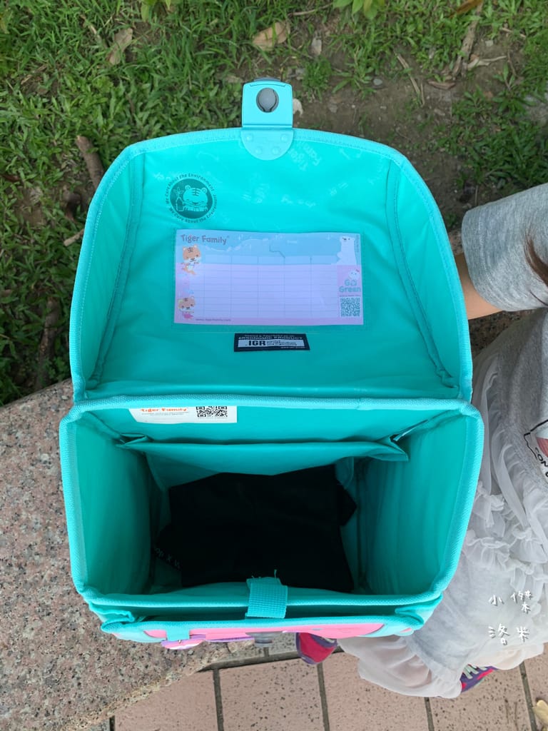 《親子》開箱 Tiger Family超輕量專業兒童護脊書包｜小學生必備機能性書包 2022新上市學院風  Pro 2-莓好花漾 護童安全燈安全大升級