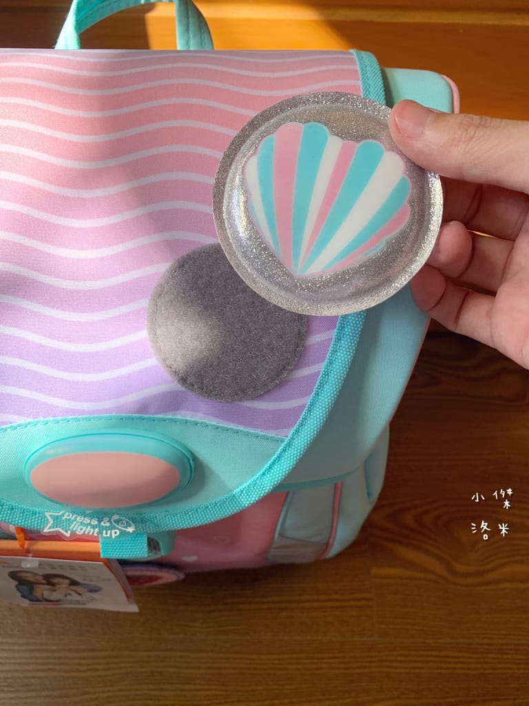 《親子》開箱 Tiger Family超輕量專業兒童護脊書包｜小學生必備機能性書包 2022新上市學院風  Pro 2-莓好花漾 護童安全燈安全大升級