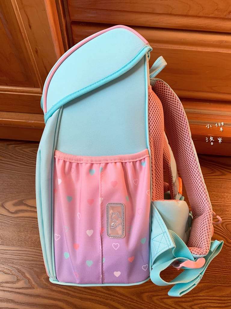 《親子》開箱 Tiger Family超輕量專業兒童護脊書包｜小學生必備機能性書包 2022新上市學院風  Pro 2-莓好花漾 護童安全燈安全大升級