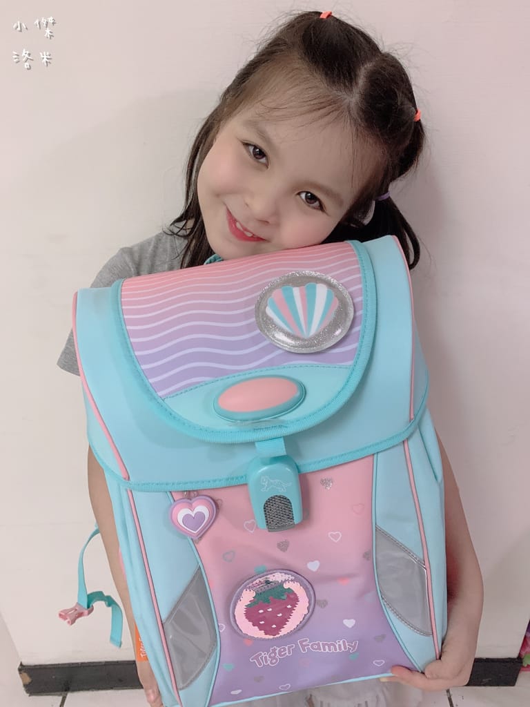《親子》開箱 Tiger Family超輕量專業兒童護脊書包｜小學生必備機能性書包 2022新上市學院風  Pro 2-莓好花漾 護童安全燈安全大升級