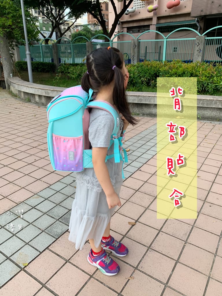《親子》開箱 Tiger Family超輕量專業兒童護脊書包｜小學生必備機能性書包 2022新上市學院風  Pro 2-莓好花漾 護童安全燈安全大升級