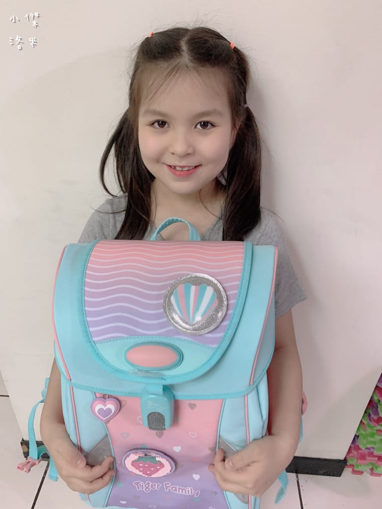 《親子》開箱 Tiger Family超輕量專業兒童護脊書包｜小學生必備機能性書包 2022新上市學院風  Pro 2-莓好花漾 護童安全燈安全大升級