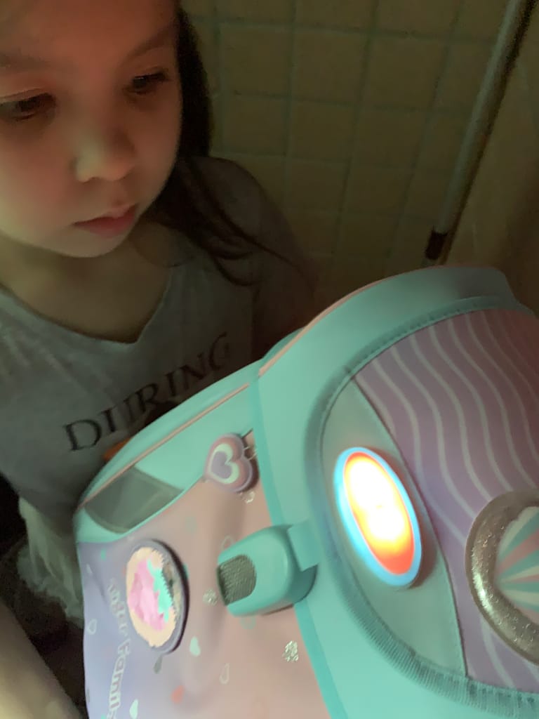 《親子》開箱 Tiger Family超輕量專業兒童護脊書包｜小學生必備機能性書包 2022新上市學院風  Pro 2-莓好花漾 護童安全燈安全大升級