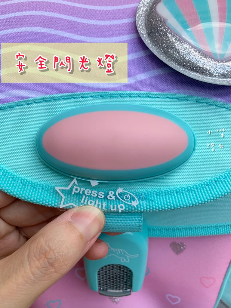 《親子》開箱 Tiger Family超輕量專業兒童護脊書包｜小學生必備機能性書包 2022新上市學院風  Pro 2-莓好花漾 護童安全燈安全大升級