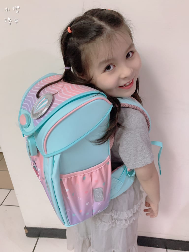 《親子》開箱 Tiger Family超輕量專業兒童護脊書包｜小學生必備機能性書包 2022新上市學院風  Pro 2-莓好花漾 護童安全燈安全大升級