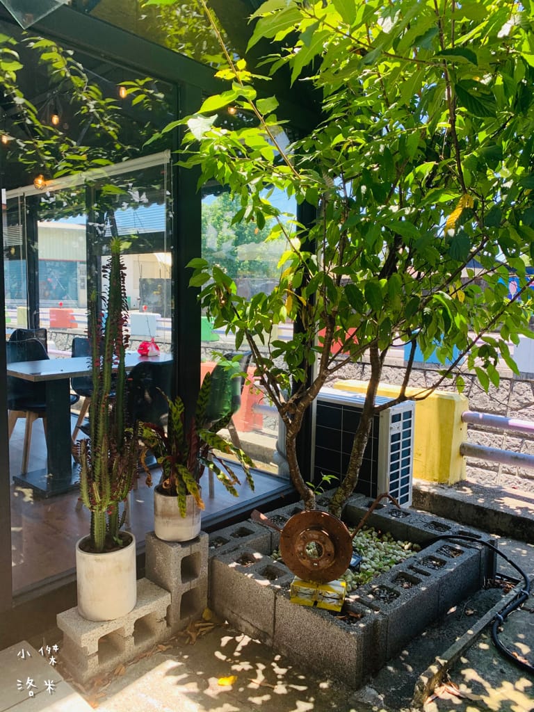 《旅遊美食》老司G Tea&Coffee｜宜蘭冬山 工業復古風 河岸玻璃屋 網美咖啡廳超好拍 兒童沙坑親子放風新選擇