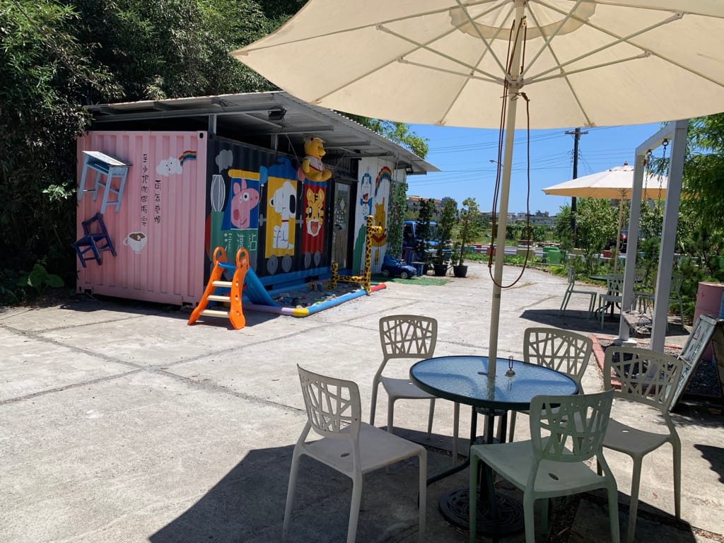 《旅遊美食》老司G Tea&Coffee｜宜蘭冬山 工業復古風 河岸玻璃屋 網美咖啡廳超好拍 兒童沙坑親子放風新選擇