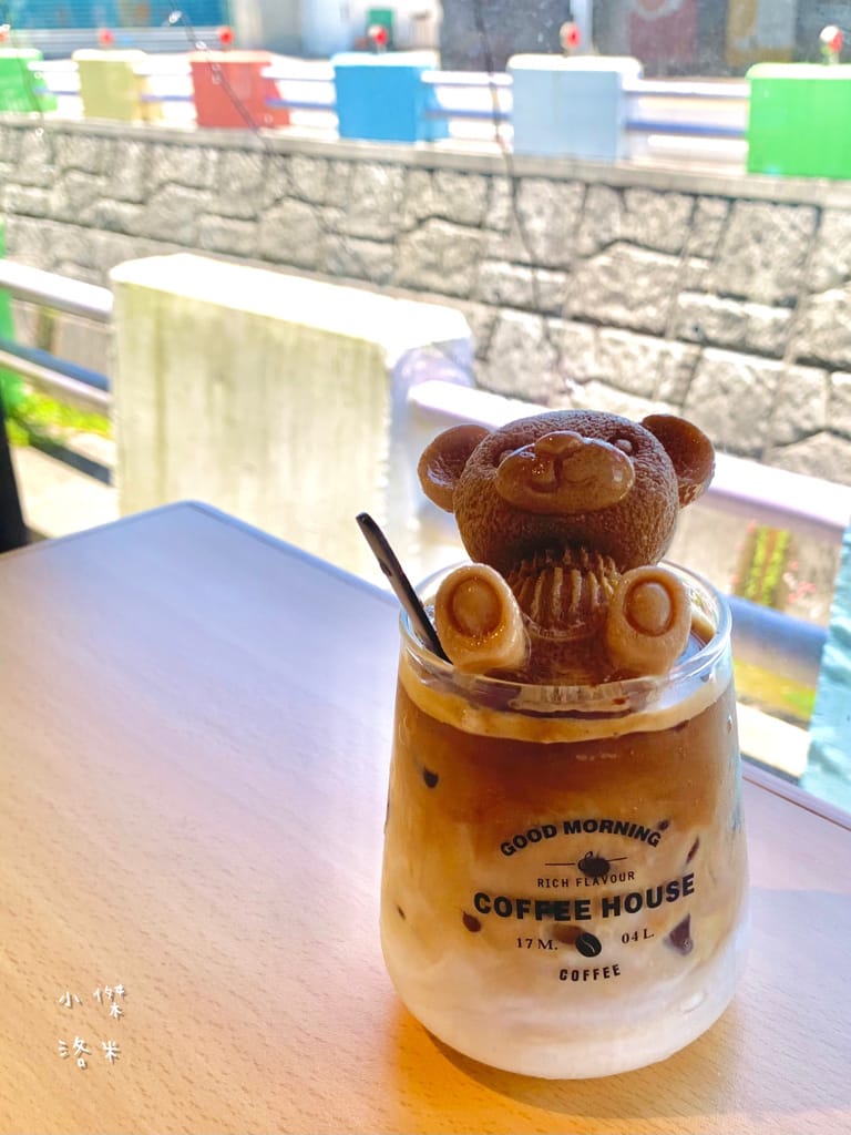 《旅遊美食》老司G Tea&Coffee｜宜蘭冬山 工業復古風 河岸玻璃屋 網美咖啡廳超好拍 兒童沙坑親子放風新選擇