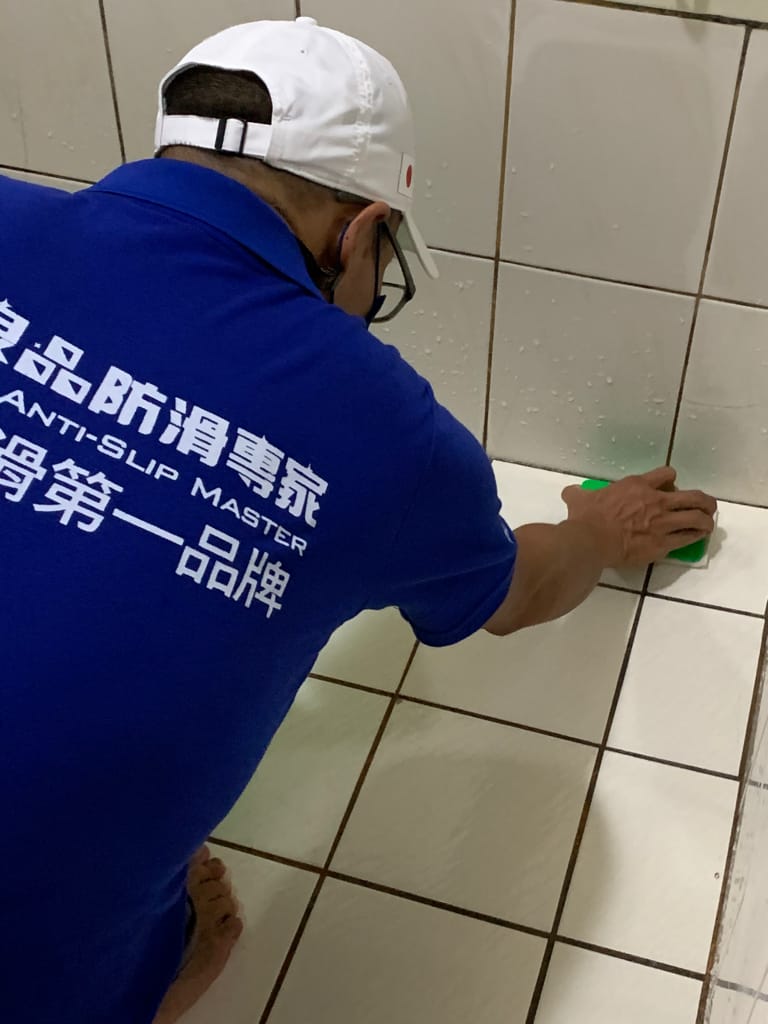 《居家安全》 良品防滑專家｜奈米隱形地板防滑施工 立即見效安全摸得到 浴廁/廚房/泳池/車道防滑施工推薦 不改變外觀的隱形美型防滑