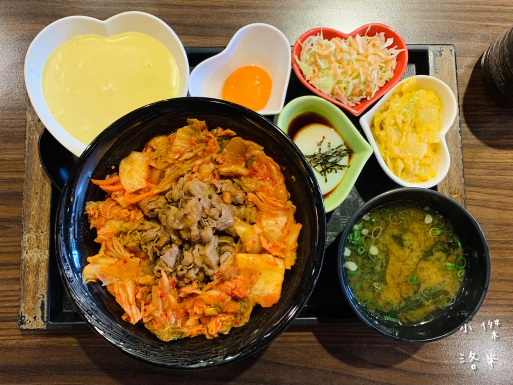 《美食》新丼｜網路熱度超高美食 誇張邪惡濃郁的起司瀑布牽絲到天邊 酥脆的oversize重量菲力豬排 叫人怎能不心動 中山站美食 台北好吃丼飯 台北美食推薦