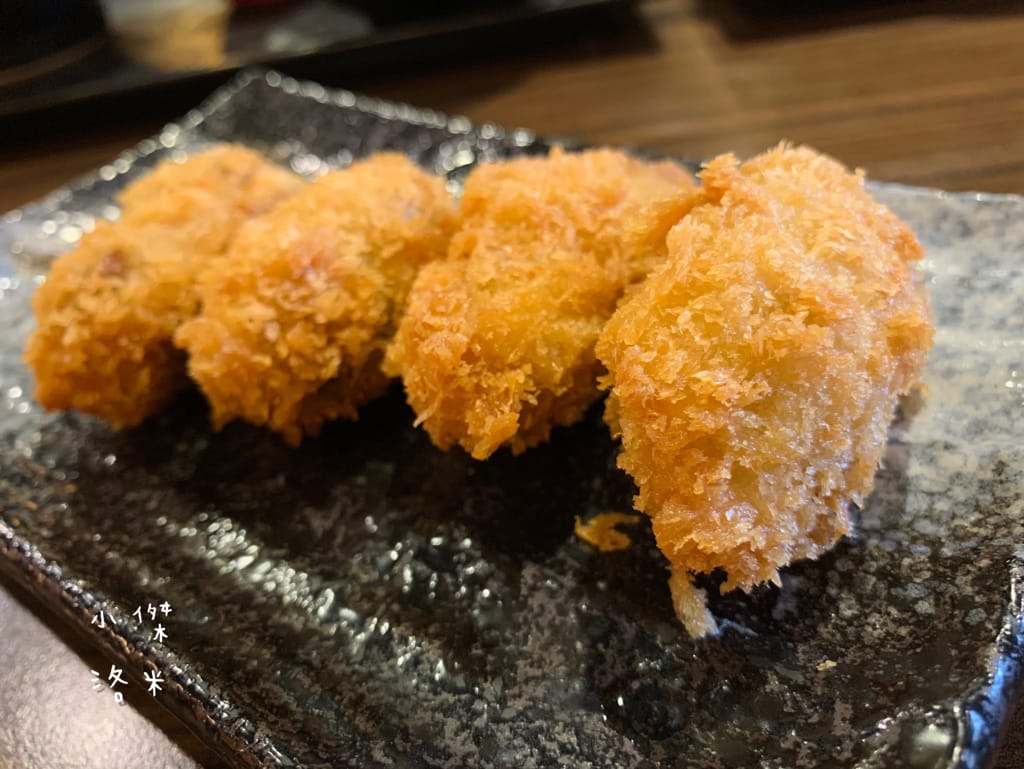 《美食》新丼｜網路熱度超高美食 誇張邪惡濃郁的起司瀑布牽絲到天邊 酥脆的oversize重量菲力豬排 叫人怎能不心動 中山站美食 台北好吃丼飯 台北美食推薦