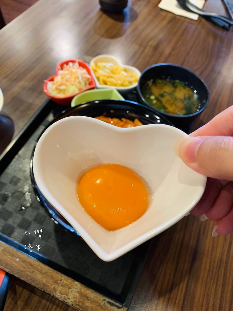 《美食》新丼｜網路熱度超高美食 誇張邪惡濃郁的起司瀑布牽絲到天邊 酥脆的oversize重量菲力豬排 叫人怎能不心動 中山站美食 台北好吃丼飯 台北美食推薦