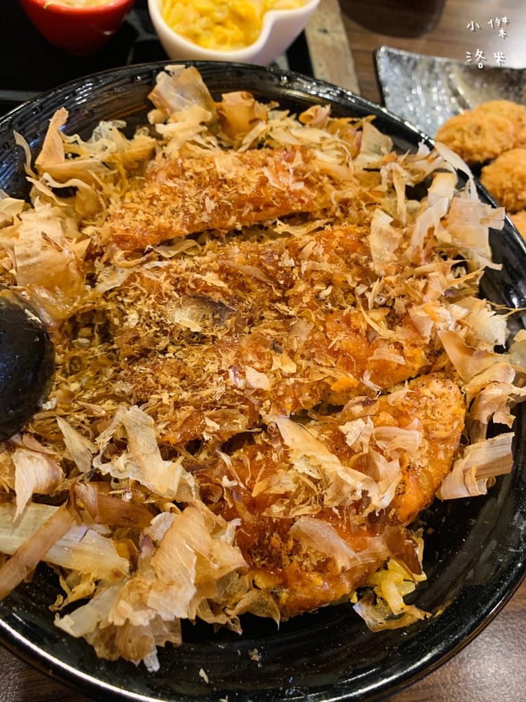 《美食》新丼｜網路熱度超高美食 誇張邪惡濃郁的起司瀑布牽絲到天邊 酥脆的oversize重量菲力豬排 叫人怎能不心動 中山站美食 台北好吃丼飯 台北美食推薦