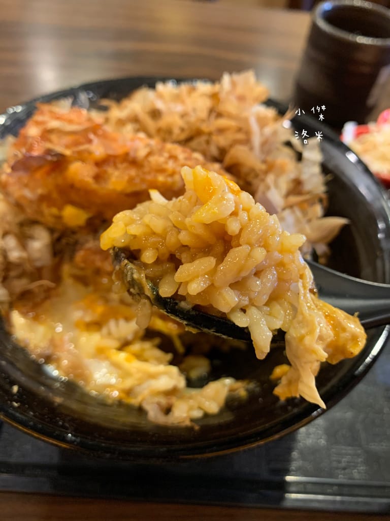 《美食》新丼｜網路熱度超高美食 誇張邪惡濃郁的起司瀑布牽絲到天邊 酥脆的oversize重量菲力豬排 叫人怎能不心動 中山站美食 台北好吃丼飯 台北美食推薦