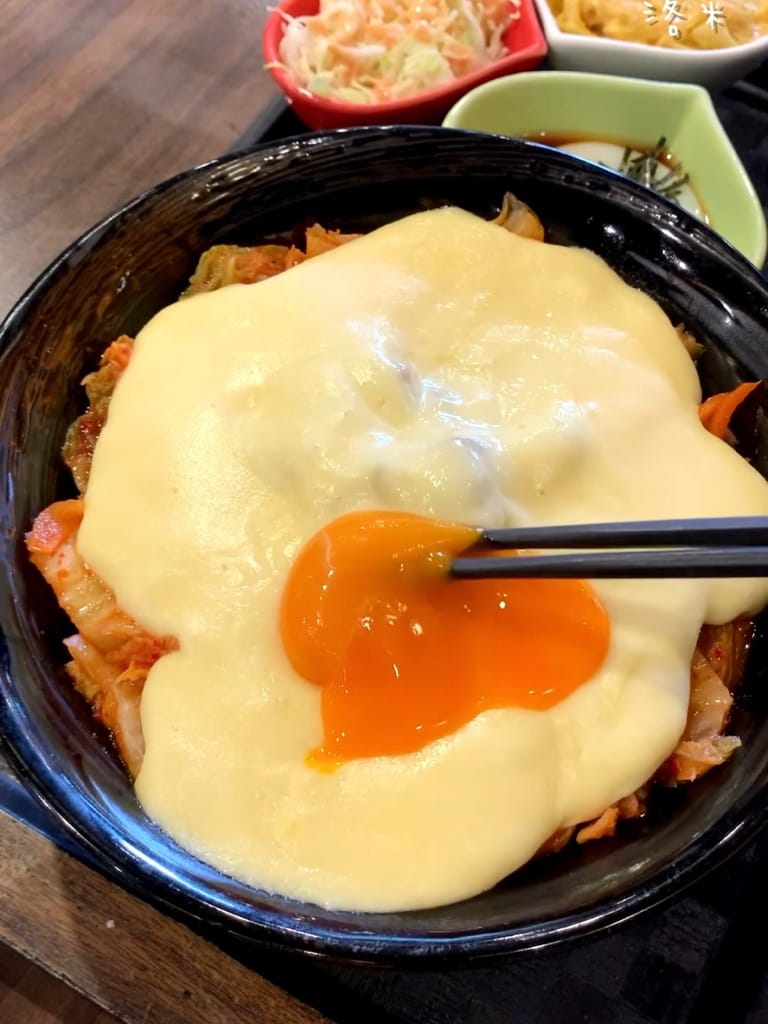 《美食》新丼｜網路熱度超高美食 誇張邪惡濃郁的起司瀑布牽絲到天邊 酥脆的oversize重量菲力豬排 叫人怎能不心動 中山站美食 台北好吃丼飯 台北美食推薦